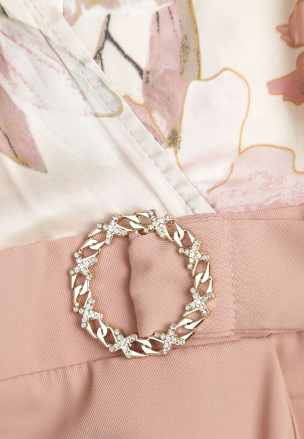 Born2be - Różowy Kombinezon z Szerokimi Nogawkami z Kwiatową Górą i Paskiem z Klamrą Ilanvi. Okazja: na co dzień. Kolor: różowy. Długość rękawa: długi rękaw. Długość: długie. Wzór: kwiaty. Styl: casual