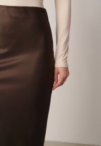 Born2be - Brązowa Satynowa Spódnica Maxi Shapas. Stan: podwyższony. Kolor: brązowy. Materiał: satyna #5