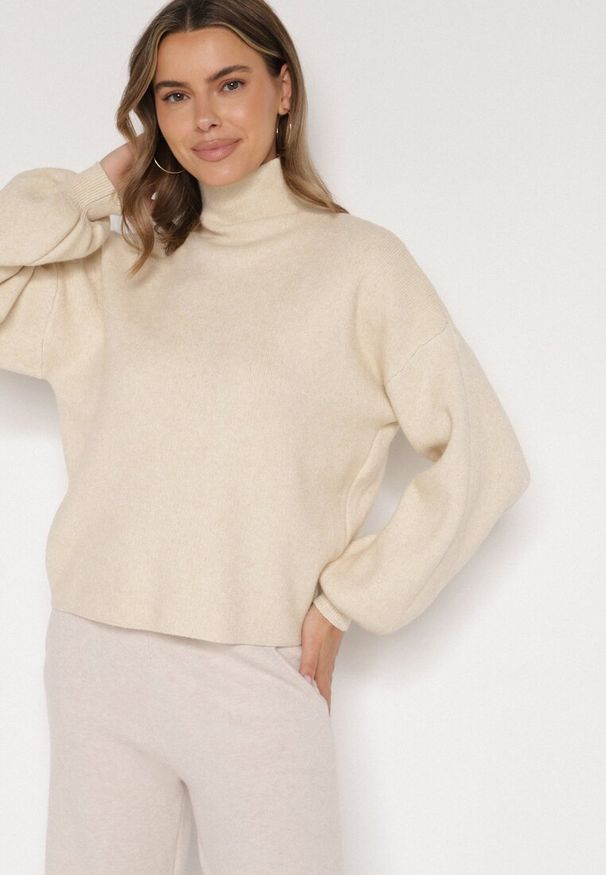 Born2be - Jasnobeżowy Golf z Bufiastymi Rękawami Wedelia. Okazja: na co dzień. Typ kołnierza: golf. Kolor: beżowy. Materiał: jeans. Styl: elegancki, klasyczny, casual