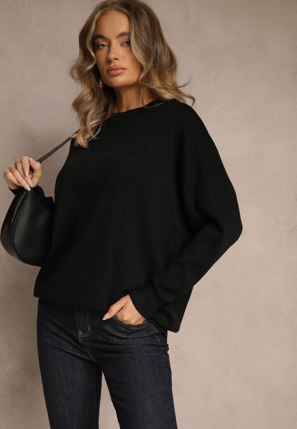 Renee - Czarny Nietoperzowy Sweter w Minimalistycznym Stylu Raliava. Okazja: na co dzień. Kolor: czarny. Materiał: skóra, jeans. Styl: casual, elegancki