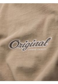 Ombre Clothing - Bawełniana koszulka z nadrukiem na klatce i plecach - ciemnobeżowa V2 - Rozmiar: XL. Okazja: na co dzień. Kolor: beżowy. Materiał: bawełna. Wzór: nadruk. Styl: vintage, casual, klasyczny