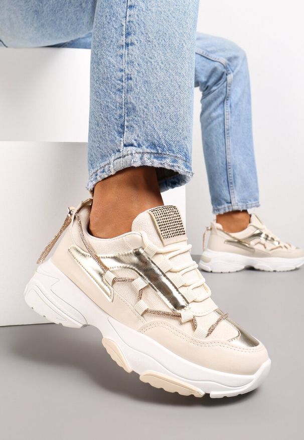 Renee - Beżowe Sneakersy Ozdobione Sznureczkiem z Cyrkoniami Nathanias. Okazja: na co dzień. Nosek buta: okrągły. Zapięcie: sznurówki. Kolor: beżowy. Materiał: jeans, materiał. Wzór: aplikacja. Obcas: na obcasie. Wysokość obcasa: niski