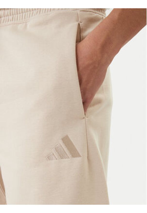 Adidas - adidas Szorty sportowe ALL SZN KC3164 Beżowy Regular Fit. Kolor: beżowy. Materiał: syntetyk. Styl: sportowy