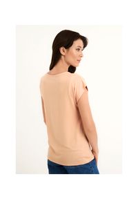 Ochnik - Brzoskwiniowy T-shirt z dekoltem V damski. Kolor: pomarańczowy. Materiał: wiskoza #3