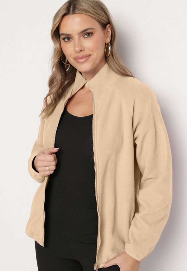 Born2be - Beżowa Bluza Polar na Suwak o Prostym Kroju ze Stójką i Kieszeniami Esamira. Okazja: na co dzień. Typ kołnierza: kołnierzyk stójkowy. Kolor: beżowy. Materiał: polar. Długość rękawa: długi rękaw. Długość: długie. Styl: casual, elegancki