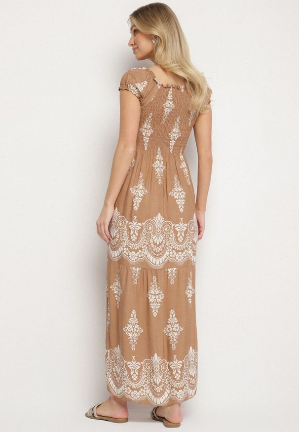 Born2be - Ciemnobeżowa Wiskozowa Sukienka z Marszczoną Góra i Wzorem Boho Ellifae. Okazja: na co dzień. Kolor: beżowy. Materiał: wiskoza. Wzór: aplikacja. Styl: boho