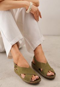 Born2be - Zielone Sandały VICES z Paskami w Kształcie X i Podeszwą z Imitacji Korka Kaphis. Okazja: do pracy, na co dzień. Zapięcie: pasek. Kolor: zielony. Materiał: len. Wzór: paski. Sezon: lato. Styl: wakacyjny, casual #3