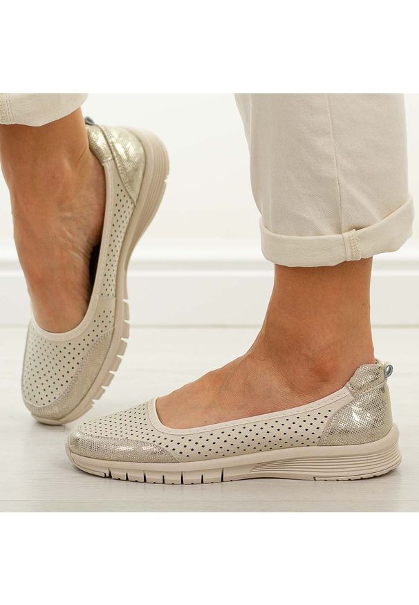 Beżowe ażurowe skórzane baleriny damskie Vinceza 95369. Okazja: na spacer, na co dzień. Kolor: beżowy. Materiał: skóra. Szerokość cholewki: normalna. Wzór: ażurowy. Sezon: wiosna, jesień, lato. Styl: casual, elegancki, klasyczny