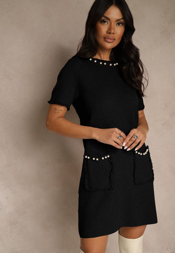 Renee - Czarna Sweterkowa Sukienka Trapezowa z Perełkami przy Dekolcie i Kieszeniach Fenatusa. Okazja: na co dzień. Kolor: czarny. Materiał: jeans. Typ sukienki: trapezowe. Styl: casual