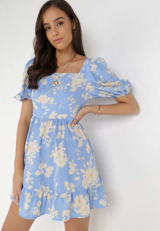 Born2be - Jasnoniebieska Sukienka Thozo. Typ kołnierza: dekolt kwadratowy. Kolor: niebieski. Materiał: tkanina. Wzór: kwiaty. Styl: klasyczny. Długość: mini