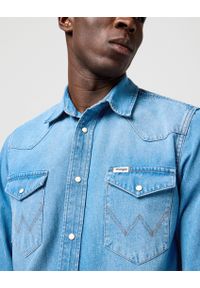 Wrangler - MESKA KOSZULA JEANSOWA WRANGLER WESTERN SHIRT MID LIGHT WASH 112362744. Materiał: jeans. Wzór: ze splotem. Styl: elegancki, klasyczny, wizytowy #2