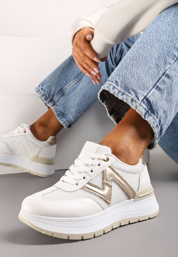 Born2be - Białe Sneakersy na Grubej Podeszwie z Brokatowym Zdobieniem i Sznurowaniem Lavistes. Nosek buta: okrągły. Zapięcie: sznurówki. Kolor: biały. Materiał: materiał. Wzór: aplikacja. Obcas: na obcasie. Wysokość obcasa: niski
