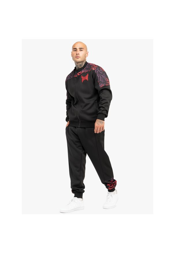 TAPOUT - Dres o regularnym kroju Tapout Roots Taptrack. Kolor: czerwony, czarny, wielokolorowy. Materiał: dresówka. Sport: fitness