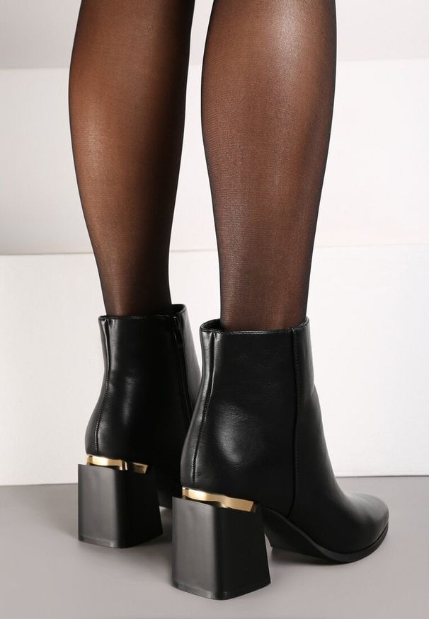 Born2be - Czarne Botki na Obcasie z Metaliczną Wstawką Ittalia. Okazja: na co dzień. Kolor: czarny. Materiał: jeans. Obcas: na obcasie. Styl: elegancki, casual, wizytowy. Wysokość obcasa: średni