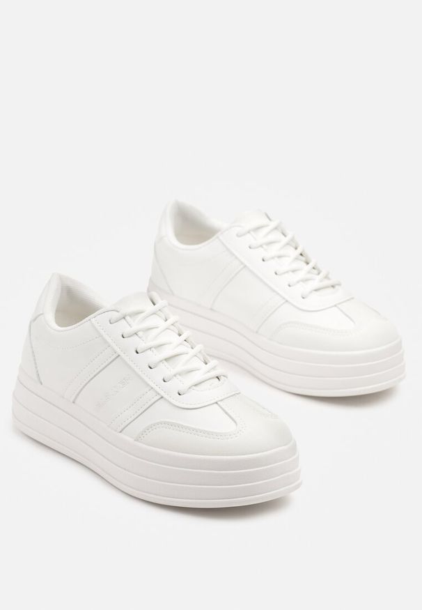 Renee - Białe Sneakersy w Stylu Kultowych Tenisówek na Grubej Podeszwie Agerla. Okazja: na co dzień. Kolor: biały. Materiał: skóra, jeans