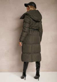 Renee - Ciemnozielona Długa Kurtka z Pikowanymi Przeszyciami Kapturem i Wiązanym Paskiem Zalirra. Okazja: na co dzień. Kolor: zielony. Materiał: dzianina, jeans. Długość: długie. Styl: casual, elegancki #3