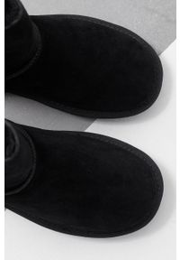 Answear Lab Śniegowce zamszowe kolor czarny. Nosek buta: okrągły. Kolor: czarny. Materiał: zamsz. Obcas: na obcasie. Styl: wakacyjny. Wysokość obcasa: niski #3