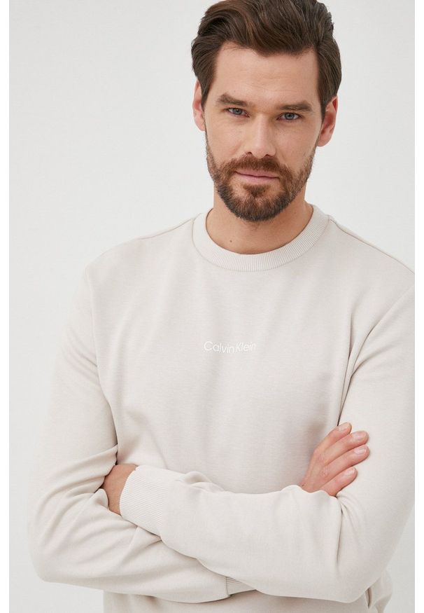 Calvin Klein bluza męski kolor beżowy. Kolor: beżowy. Długość rękawa: długi rękaw. Długość: długie. Wzór: nadruk
