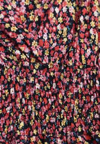 Born2be - Granatowa Sukienka Aesampos. Okazja: na co dzień. Typ kołnierza: dekolt w serek. Kolor: niebieski. Materiał: jeans, wiskoza, tkanina. Długość rękawa: krótki rękaw. Wzór: kwiaty. Typ sukienki: kopertowe, proste. Styl: casual #7