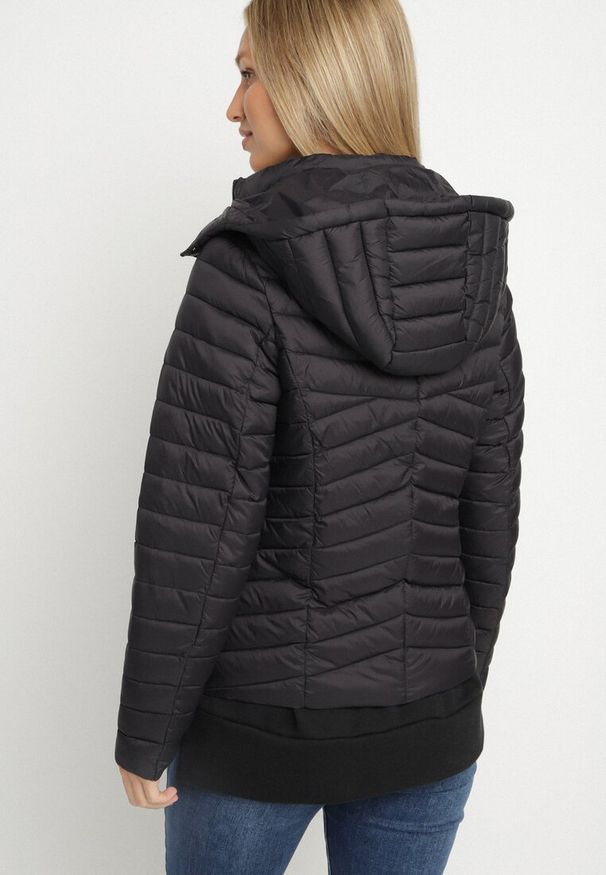 Born2be - Czarna Pikowana Kurtka Przejściowa z Kapturem Suritta. Okazja: na co dzień. Typ kołnierza: kaptur. Kolor: czarny. Materiał: jeans. Styl: casual, klasyczny, sportowy