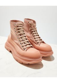 Alexander McQueen - ALEXANDER MCQUEEN - Różowe botki na gumowej podeszwie. Nosek buta: okrągły. Kolor: różowy, wielokolorowy, fioletowy. Materiał: guma. Styl: klasyczny #5