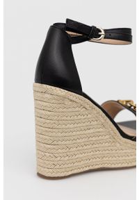 Guess sandały skórzane WENDY damskie kolor czarny na koturnie. Zapięcie: klamry. Kolor: czarny. Materiał: skóra. Obcas: na koturnie #3