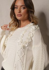 Renee - Biały Klasyczny Sweter z Ozdobnymi Kwiatowymi Aplikacjami i Perełkami Leanwenna. Okazja: na co dzień. Kolor: biały. Materiał: jeans. Długość rękawa: długi rękaw. Długość: długie. Wzór: aplikacja, kwiaty. Styl: klasyczny #3