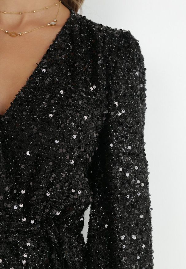 Born2be - Czarna Sukienka Cekinowa z Kopertowym Dekoltem Cidoly. Okazja: na co dzień. Typ kołnierza: dekolt kopertowy. Kolor: czarny. Typ sukienki: kopertowe. Styl: casual, elegancki, rockowy