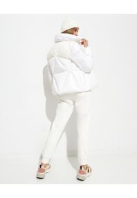 MONCLER - Biała kurtka Arabette. Kolor: biały. Materiał: puch, nylon. Wzór: aplikacja
