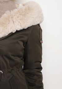 Born2be - Ciemnozielona Nylonowa Kurtka Parka Płaszcz Ozdobiona Futerkiem Faelana. Kolor: zielony. Materiał: nylon, futro. Wzór: aplikacja #3