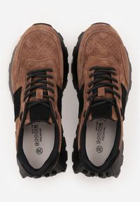 Renee - Ciemnobrązowe Zamszowe Sneakersy na Podeszwie Chunky z Perforowaną Cholewką Cezarlina. Okazja: na co dzień. Kolor: brązowy. Materiał: zamsz. Szerokość cholewki: normalna #9