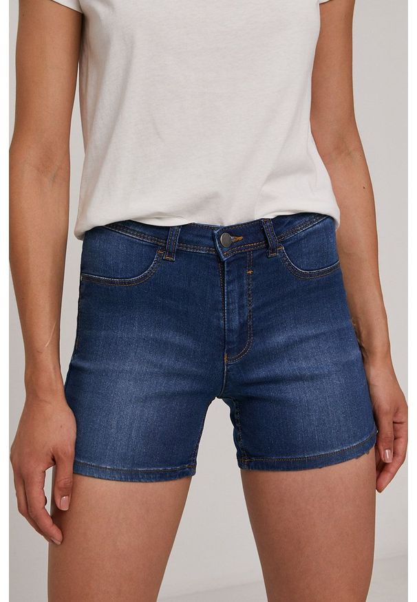 JDY - Jacqueline de Yong Szorty jeansowe damskie gładkie medium waist. Okazja: na co dzień. Kolor: niebieski. Materiał: jeans. Wzór: gładki. Styl: casual
