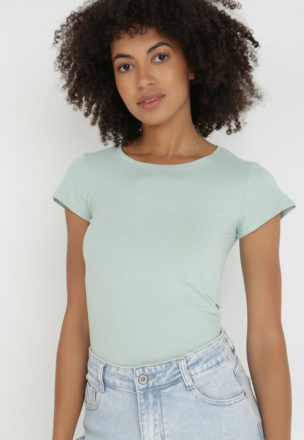 Born2be - Miętowy T-shirt Gathanthei. Okazja: do domu, na co dzień. Kolor: miętowy. Materiał: jeans, bawełna, dresówka, dzianina. Długość rękawa: krótki rękaw. Długość: krótkie. Wzór: gładki. Styl: sportowy, klasyczny, casual