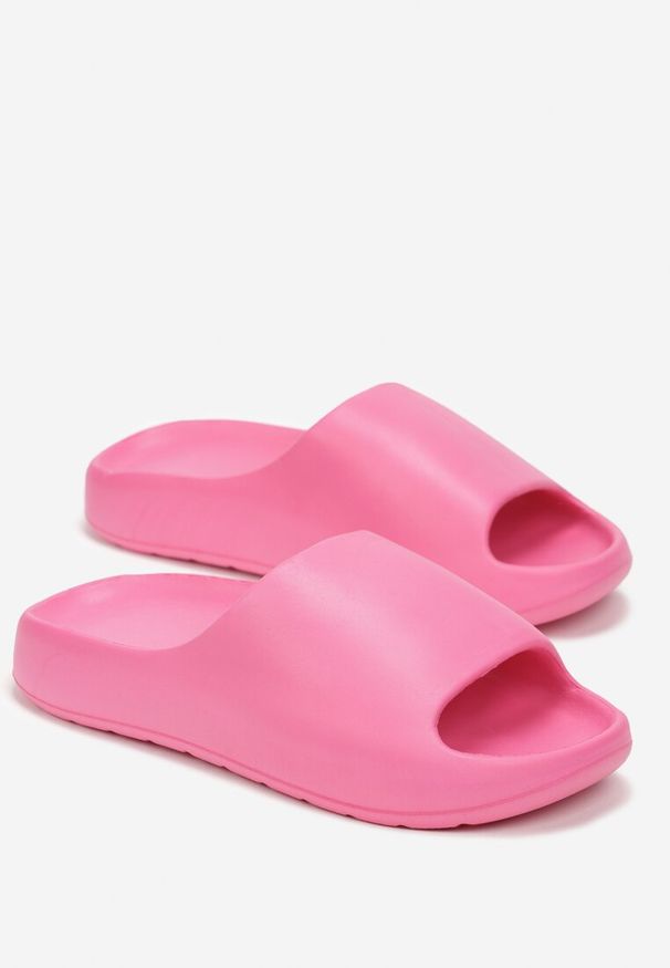 Renee - Fuksjowe Piankowe Klapki z Grubą Podeszwą i Szerokim Paskiem Zamila. Okazja: na co dzień. Kolor: różowy. Sezon: lato. Styl: elegancki, casual