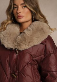 Renee - Bordowa Pudełkowa Kurtka z Pikowanymi Przeszyciami i Kapturem z Futrem Ruvitta. Okazja: na co dzień. Kolor: czerwony. Materiał: futro. Sezon: zima. Styl: casual, elegancki #5