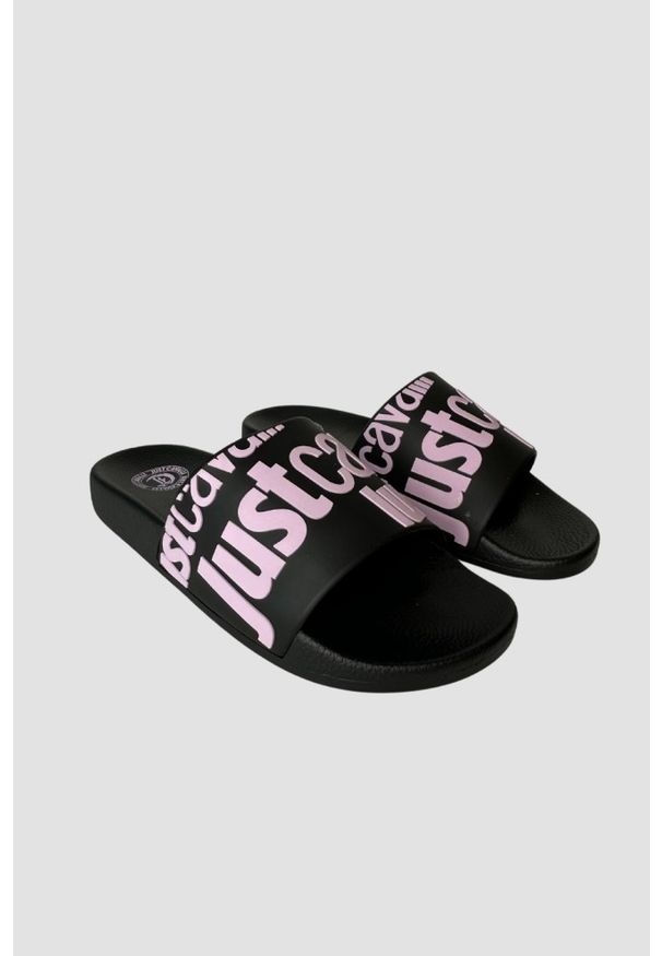 Just Cavalli - JUST CAVALLI Czarne klapki z fioletowym logo Fondo Pool, Rozmiar 37. Kolor: czarny