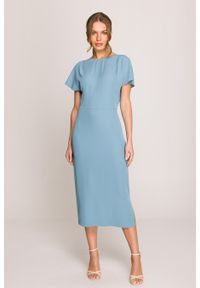 Stylove - Elegancka sukienka ołówkowa z dekoltem V z tyłu niebieska. Okazja: na spotkanie biznesowe. Typ kołnierza: dekolt kopertowy, dekolt w kształcie V. Kolor: niebieski. Materiał: tkanina, elastan. Długość rękawa: krótki rękaw. Typ sukienki: ołówkowe. Styl: elegancki. Długość: midi