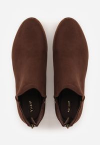 Born2be - Brązowe Płaskie Botki VICES z Ozdobnymi Wycięciami po Bokach i Suwakiem z Tyłu Isirelin. Okazja: na co dzień, do pracy. Kolor: brązowy. Materiał: jeans. Styl: casual, elegancki #8