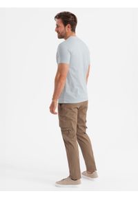 Ombre Clothing - Bawełniany męski t-shirt z nadrukiem na kieszonce – jasnoszary V10. Okazja: na co dzień. Kolor: szary. Materiał: bawełna. Wzór: nadruk. Styl: casual #5
