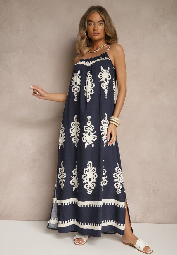 Renee - Granatowa Rozkloszowana Sukienka na Ramiączkach w Ornamentalny Print Reveleine. Okazja: na co dzień. Typ kołnierza: dekolt w serek. Kolor: niebieski. Długość rękawa: na ramiączkach. Wzór: nadruk. Styl: casual