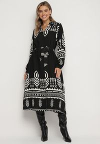 Born2be - Czarna Sukienka Koszulowa w Etno Wzór z Paskiem Avierira. Okazja: na co dzień. Kolor: czarny. Materiał: materiał, wiskoza. Typ sukienki: koszulowe. Styl: etno #1