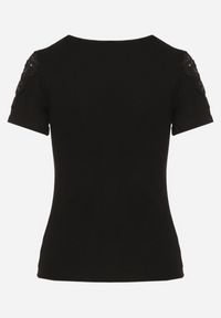 Born2be - Czarny Bawełniany T-shirt z Koronkowymi Wstawkami Zaredira. Okazja: na co dzień. Kolor: czarny. Materiał: bawełna, koronka. Wzór: koronka. Styl: klasyczny, casual, elegancki #6