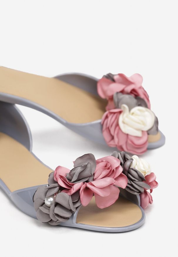 Renee - Szare Balerinki Meliski Peep Toe z Kwiatową Aplikacją Idalina. Okazja: na co dzień. Nosek buta: otwarty. Zapięcie: bez zapięcia. Kolor: szary. Wzór: aplikacja, kwiaty. Materiał: guma. Sezon: lato. Obcas: na obcasie. Styl: elegancki, boho, casual. Wysokość obcasa: niski