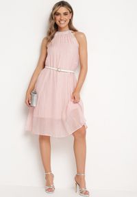 Born2be - Różowa Wieczorowa Sukienka Trapezowa bez Rękawów Ozdobiona Perełkami Gemalia. Okazja: na co dzień. Kolor: różowy. Materiał: jeans. Długość rękawa: bez rękawów. Wzór: aplikacja. Typ sukienki: trapezowe. Styl: wizytowy #4