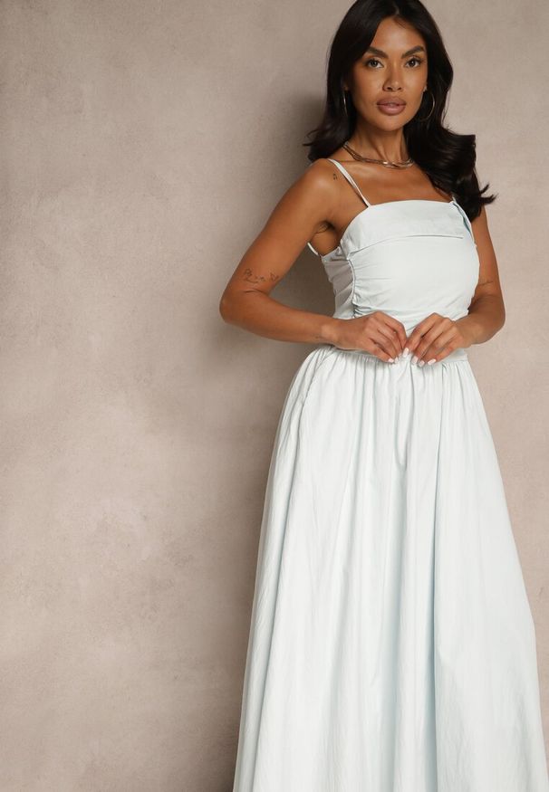 Renee - Jasnoniebieska Sukienka z Wiskozy z Bawełną Ozdobiona Zakładką Atellana. Kolor: niebieski. Materiał: bawełna, wiskoza. Długość rękawa: na ramiączkach. Wzór: aplikacja. Styl: klasyczny