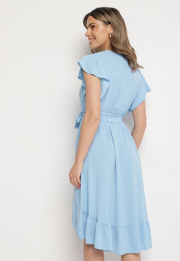 Born2be - Jasnoniebieska Rozkloszowana Sukienka Ozdobiona Falbanką i Paskiem Natiellea. Okazja: na co dzień. Typ kołnierza: kołnierz z falbankami. Kolor: niebieski. Wzór: aplikacja. Styl: casual
