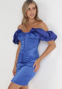 Born2be - Granatowa Satynowa Sukienka Dopasowana z Bufiastym Rękawem Suse. Kolor: niebieski. Materiał: satyna #5