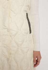 Born2be - Jasnobeżowa Pikowana Kamizelka z Kapturem Nomppe. Typ kołnierza: kaptur. Kolor: beżowy #3