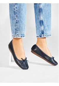 Clarks Baleriny Freckle Ice 203529324 Granatowy. Kolor: niebieski. Materiał: skóra