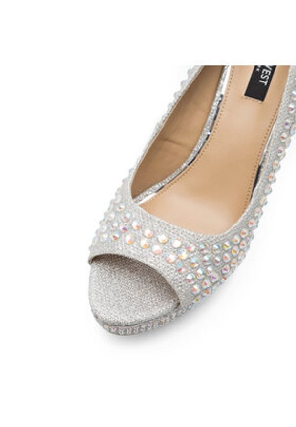 Nine West Szpilki MAIRA SY8020-9NW Srebrny. Kolor: srebrny. Materiał: materiał. Obcas: na szpilce